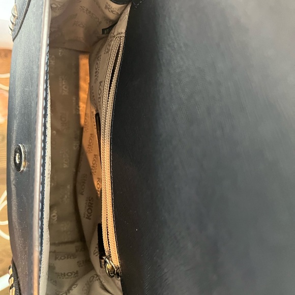 Navy Michael Kors bag. Never worn. - Picture 4 of 4